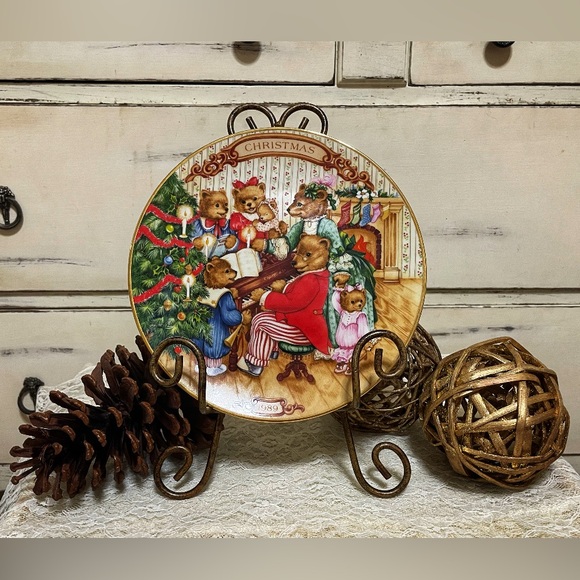 Porcelain trim in 23k Gold Avon Festive Bear Family Holiday Plate - Picture 1 of 4